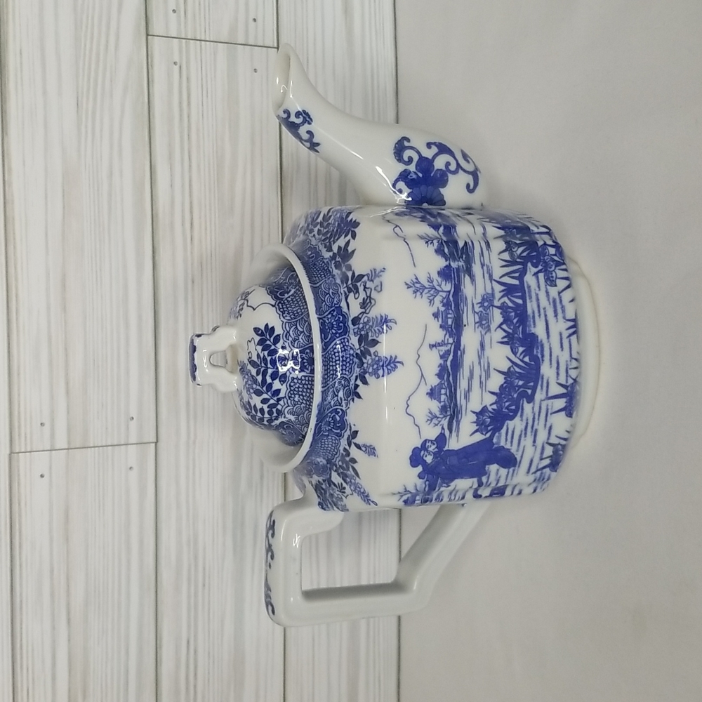 Vintage! Made in Japan Blue & White Tea Pot w/Fisherman Design